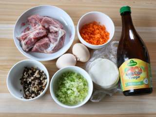 1、四喜蒸饺,准备好食材，香菇提前浸泡开，和胡萝卜、芹菜分别洗净切小丁，越小越好;