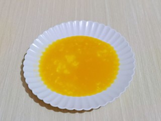 3、快手早餐～香蕉酸奶三明治,鸡蛋打入盘中，加入盐，用筷子打散备用。