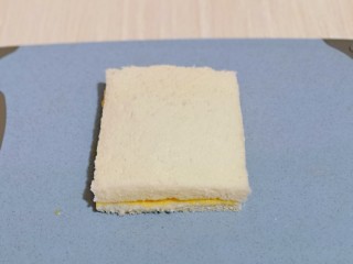 7、快手早餐～香蕉酸奶三明治,再把另一片吐司盖在上面。