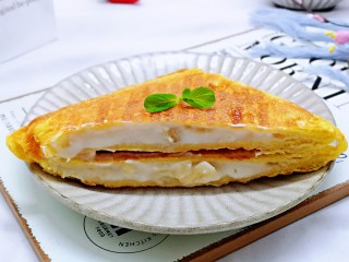 15、快手早餐～香蕉酸奶三明治,近看，营养均衡的早餐～外酥里软，好吃到没朋友。