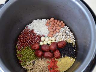 2、腊八粥,放入高压锅内。