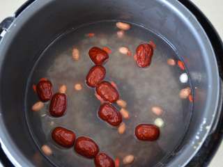 3、腊八粥,加水浸泡一小时以上。