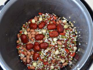 4、腊八粥,把泡米的水倒掉。