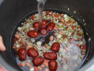 5、腊八粥,用流水洗几遍米。