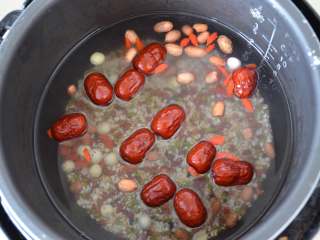 6、腊八粥,加适量的水，喜欢吃甜的可以加几粒冰糖。盖好，用高压锅煮粥档，开始煮粥。