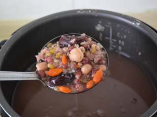 7、腊八粥,时间到，待高压锅内气排完，打开锅盖。