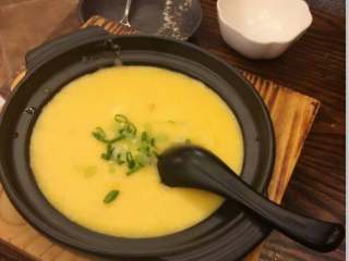 1、韩式海鲜芝士粥,撒上葱花点缀。