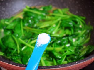 8、鸡蛋炒菠菜,加入盐