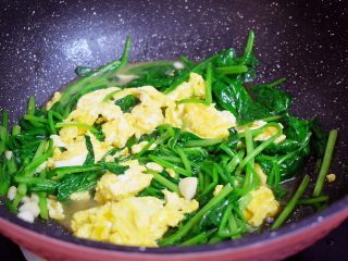 11、鸡蛋炒菠菜,翻炒均匀即可