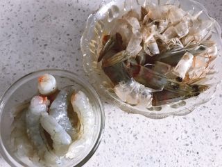 3、鲜虾时蔬小馄饨,大虾去虾头和皮。皮不要扔掉，用来制作虾油