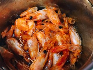 4、鲜虾时蔬小馄饨,虾头和虾皮中放少许油，炸制金黄色