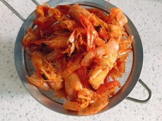 5、鲜虾时蔬小馄饨,过滤出虾油