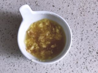 7、鲜虾时蔬小馄饨,生姜片压或磨成姜蓉，放料酒浸泡后，过滤出液体。