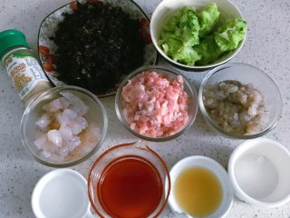 8、鲜虾时蔬小馄饨,至此，所有材料准备完成。馄饨皮是买的现成的。