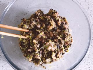 13、鲜虾时蔬小馄饨,搅拌均匀