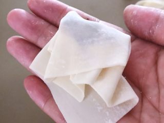 15、鲜虾时蔬小馄饨,手指顺势一合拢，一个小馄饨就完成了。如果买的皮太干，可以涂少许水帮助粘合