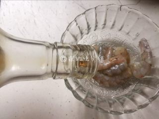 1、大煮干丝,虾仁先用料酒和盐腌一下。