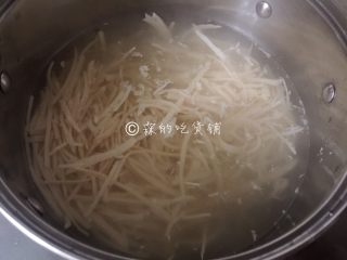 3、大煮干丝,随后放在开水里汆烫2分钟。