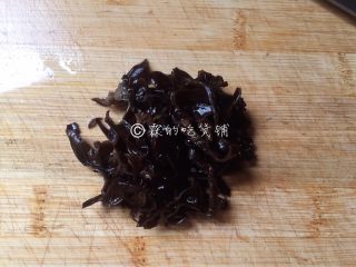 5、大煮干丝,泡发好的黑木耳切成丝。