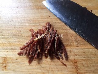 6、大煮干丝,火腿也切成丝。