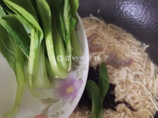 12、大煮干丝,最后放入小青菜。等青菜变色，放入适量盐，就差不多可以关火了。