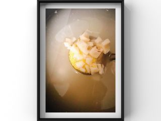 1、银耳苹果莲藕粥,莲藕去皮切小块和小米一起先煮！调至煮粥功能总用时1个半小时！