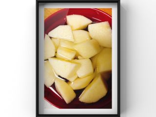 5、银耳苹果莲藕粥,苹果切块放入水中以免氧化！