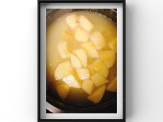 7、银耳苹果莲藕粥,放入银耳和苹果块！