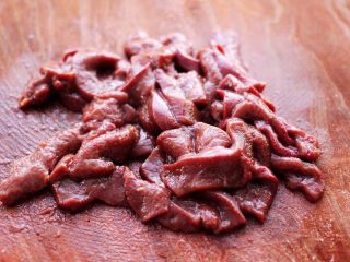 2、生滚猪肝时蔬小米粥,把猪肝用刀切成薄片。