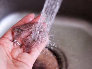 3、生滚猪肝时蔬小米粥,切片的猪肝,用清水冲洗干净。