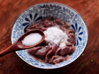6、生滚猪肝时蔬小米粥,把浸泡过的猪肝重新洗净后,放入淀粉和适量的盐调味。