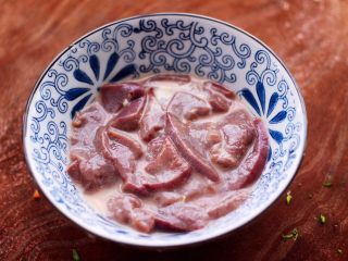 8、生滚猪肝时蔬小米粥,把所有的食材搅拌均匀后腌制10分钟。