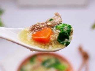 18、生滚猪肝时蔬小米粥,明目清肝又营养丰富的生滚猪肝时蔬小米粥就出锅咯。