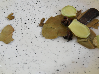 3、倒一瓶可乐进去，就能做一碗绝世红烧肉,油锅倒入大叶、桂皮、八角、姜片，炒香