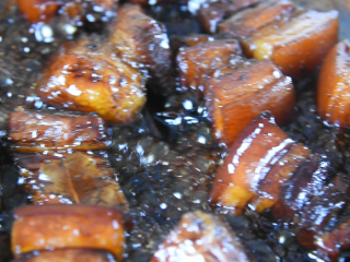 9、倒一瓶可乐进去，就能做一碗绝世红烧肉,开盖后，五花肉色泽暗红，汤汁变浓，盛出