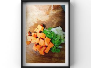 4、猪肝小米青菜粥,红薯一半和小米一起下入小米粥中，一半切块和蒜苗一起炒！