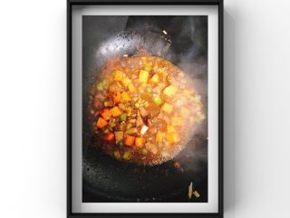 5、猪肝小米青菜粥,红薯猪肝蒜苗一起入锅炒香，这里加了宝宝酱油多一点就不要加宝宝盐了！最后加入了半个蒜适量水后炒熟即可！