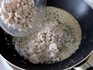 1、咸蛋芝麻葱油酥饼,2. 另起锅，倒入足够的油，冷油下芝麻，待油热芝麻就炒香了；然后将焙干的豆渣倒下去，炒拌匀。