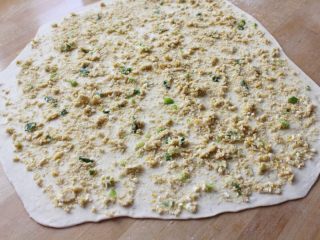 4、咸蛋芝麻葱油酥饼,6.将醒好的面团和光滑，擀成大片，涂抹上炒好的油酥。