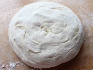 5、咸蛋芝麻葱油酥饼,7.盘卷成圆饼，松弛10－20分钟。