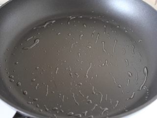 6、咸蛋芝麻葱油酥饼,9.煎油酥饼，起 一油锅。