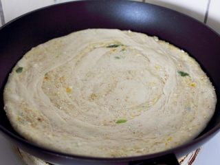 7、咸蛋芝麻葱油酥饼,10.待油热将饼放入。