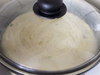 8、咸蛋芝麻葱油酥饼,12.盖上锅盖，保持中火煎烙。