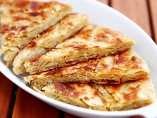 11、咸蛋芝麻葱油酥饼,外焦里软，层层香酥，特别好吃！