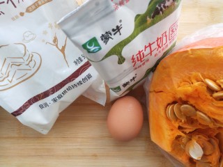 1、黄灿灿的奶香南瓜饼，你感受到春的气息了吗？,准备好所有食材。鸡蛋