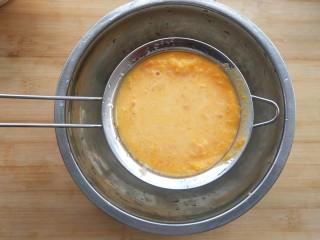 5、黄灿灿的奶香南瓜饼，你感受到春的气息了吗？,用筛网过滤一遍。