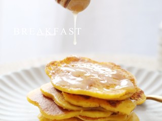 8、黄灿灿的奶香南瓜饼，你感受到春的气息了吗？,淋上蜂蜜即可