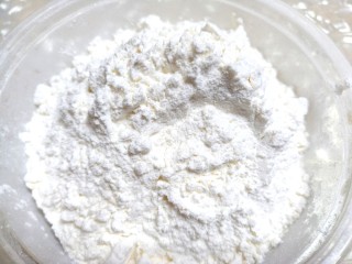 1、香葱苏打饼干,取低筋面粉225克