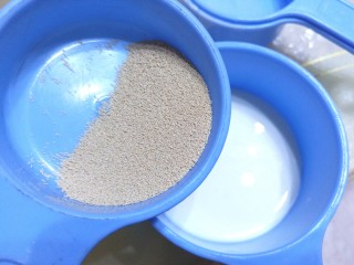 9、香葱苏打饼干,酵母倒入牛奶中