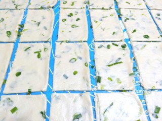 16、香葱苏打饼干,切成长方形